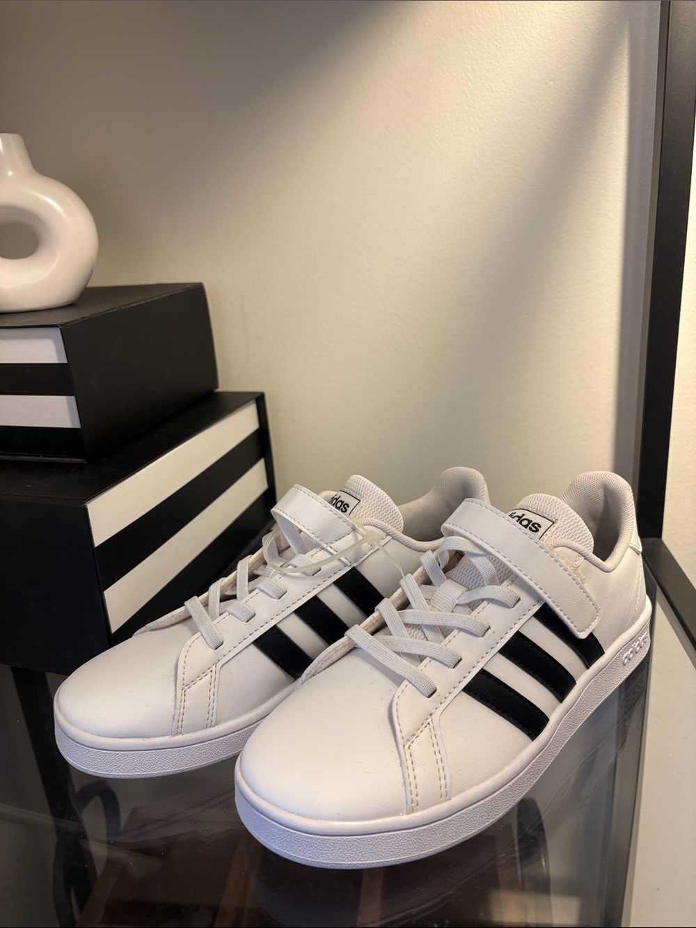 BRAND NEW NEVER WORN! KIDS ADIDAS GRAND COURT 2.0 SHOES, SIZE 3